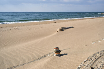 【夏時間】砂浜のさざ波と石積み