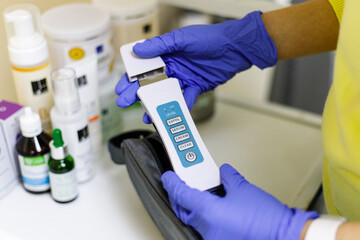 Obraz premium close up of a hand holding a thermometer