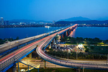 Fototapeta premium Night view of Dongjak Bridge in Seoul, Korea
