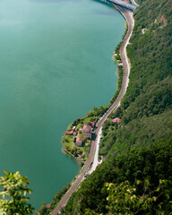 Niebieskie wybrzeże nad Lugano, Szwajcaria - obrazy, fototapety, plakaty