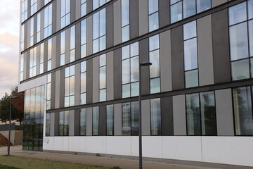 Immeuble de bureaux moderne, vue de l'extérieur, ville de Saint Etienne, département de la Loire, France