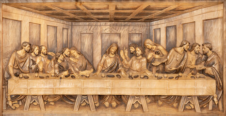 VICENZA, ITALY - NOVEMBER 6, 2023: The carved relief of Last Supper in the menza of church Chiesa di San Giacomo Maggiore from 20. cent.  - obrazy, fototapety, plakaty