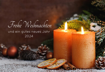 Weihnachtskarte: Romantische Dekoration mit brennenden Kerzen, Tannenzweigen, Weihnachtsschmuck und...