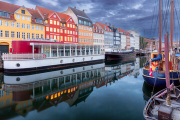 Copenhagen. Nyhavn canal colorful traditional houses and city embankment at sunrise. - obrazy, fototapety, plakaty
