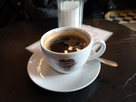 Kaffeetasse mit Café Americano im legendären Café Wacker am Uhrentürmchen in der Berger Straße am 23.11.2023 im Stadtteil Bornheim in Frankfurt am Main