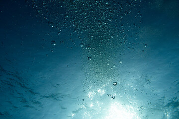 Luftblasen unter Wasser