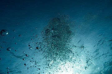 Luftblasen unter Wasser