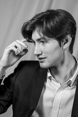 portrait d'un jeune homme en costume en noir et blanc