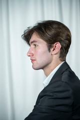 photo de profil d'un jeune homme en costume © Esta Webster