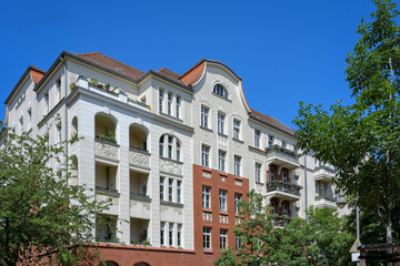Fototapeta na wymiar Schön renovierte klassizistische Schmuckfassade in Berlin-Prenzlauer Berg - Inschriften wurden retuschiert