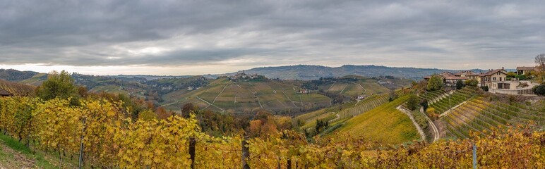 Serralunga, Barolo, Novello: tre borghi stupendi appoggiati sulle colline delle Langhe