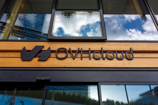 Paris, France - 25 novembre 2023: Enseigne &agrave; l'entr&eacute;e d'un b&acirc;timent OVHcloud. OVHcloud, anciennement OVH, est une entreprise fran&ccedil;aise sp&eacute;cialis&eacute;e dans le cloud computing et l'h&eacute;bergement de donn&eacute;es