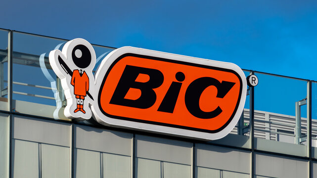 Clichy, France - 25 novembre 2023: Enseigne et logo du si&egrave;ge social de Bic. Bic est un groupe industriel fran&ccedil;ais et un leader mondial dans les stylos, les rasoirs et les briquets