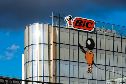 Clichy, France - 25 novembre 2023: Fa&ccedil;ade du si&egrave;ge social de Bic. Bic est un groupe industriel fran&ccedil;ais et un leader mondial dans les stylos, les rasoirs et les briquets