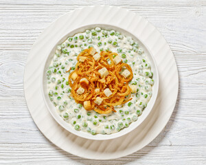 creamed peas with french fried onions, croutons