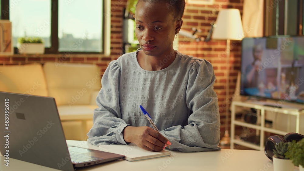 Aufkleber developing objective schedule to complete job before due date, freelancer operates from home. telewo