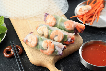 Vietnam Spring Roll with Rice Paper, Shrimp, Fresh Vegetable, Carrot, and Purple Cabbage