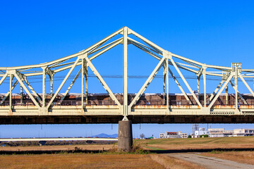 長生橋の大きなトラス桁と橋脚（新潟県長岡市）