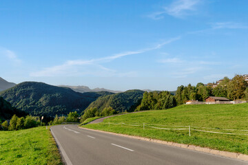 Straße durch Gebirgslandschaft, Südtirol