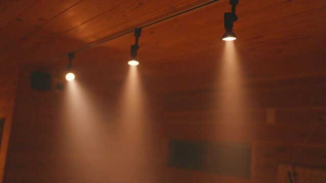 クランピング施設の中にあるキッチンの照明