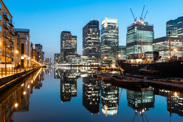 Modern apartments and office buildings in a financial district of London, Canary Wharf - obrazy, fototapety, plakaty