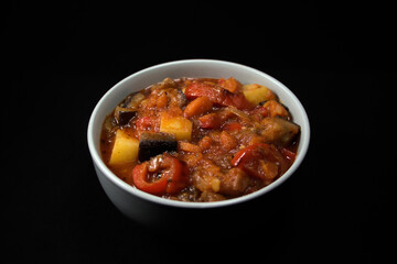 Vegitarischer Gemüseeintopf mit Auberginen, Paprika, Möhren und Kartoffeln in Tomatensoße (ähnlich wie Ratatouille).