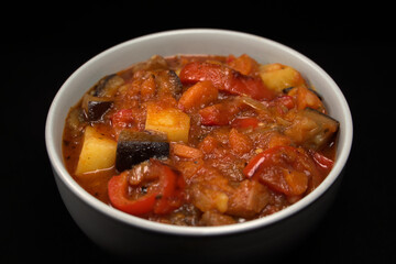 Vegitarischer Gemüseeintopf mit Auberginen, Paprika, Möhren und Kartoffeln in Tomatensoße (ähnlich wie Ratatouille).