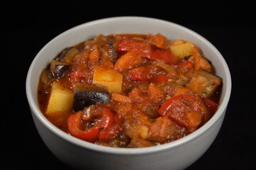 Vegitarischer Gemüseeintopf mit Auberginen, Paprika, Möhren und Kartoffeln in Tomatensoße...
