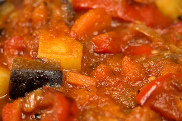 Vegitarischer Gemüseeintopf mit Auberginen, Paprika, Möhren und Kartoffeln in Tomatensoße (ähnlich wie Ratatouille).