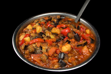 Vegitarischer Gemüseeintopf mit Auberginen, Paprika, Möhren und Kartoffeln in Tomatensoße...