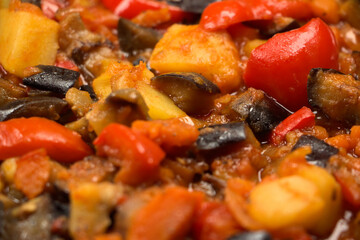 Vegitarischer Gemüseeintopf mit Auberginen, Paprika, Möhren und Kartoffeln in Tomatensoße (ähnlich wie Ratatouille).