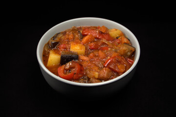 Vegitarischer Gemüseeintopf mit Auberginen, Paprika, Möhren und Kartoffeln in Tomatensoße (ähnlich wie Ratatouille).