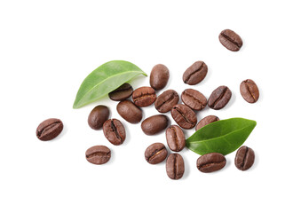 Naklejka premium Roasted coffee beans and leaves isolated on white, top view