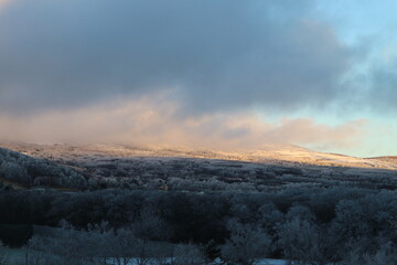 Obraz premium Beautiful skiing and snow mountains in Japan's Nagano Prefecture.