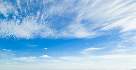 Wispy clouds in a blue sky - obrazy, fototapety, plakaty