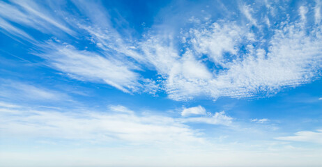 Wispy clouds in a blue sky - obrazy, fototapety, plakaty