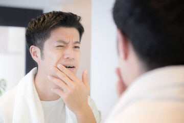 Men with toothache Men with toothache - may be a little painful and stinging - image of sensitivity and tooth decay - obrazy, fototapety, plakaty