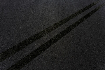 Doubles lignes noires sur asphalte 