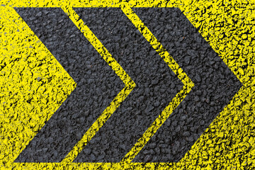 Motifs Chevrons sur asphalte peint en jaune