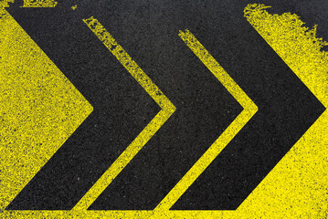 Peinture jaune sur asphalte, motif chevrons