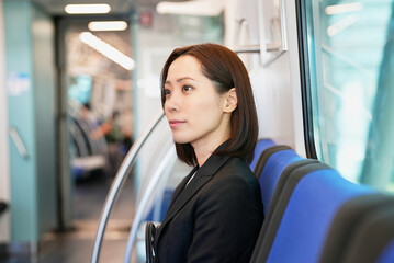 電車の座席に座る女性