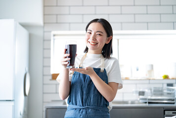 Fototapeta na wymiar コーヒーを持つ日本人女性