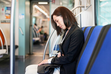電車内で体調が悪くなる女性