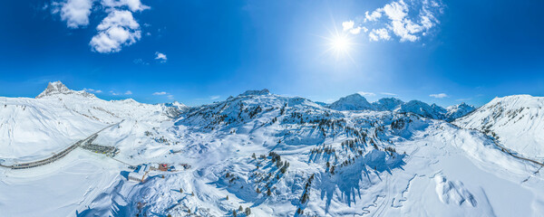 Winter, Schnee und Sonne im Skigebiet Warth-Schröcken in Vorarlberg, 360 Grad Rundblick