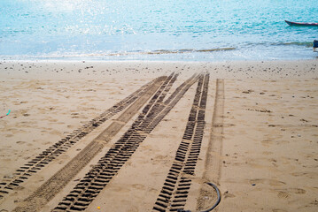 砂浜に描かれたタイヤ跡