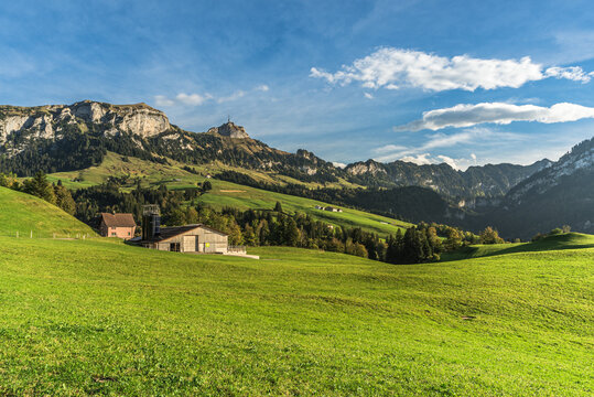 Appenzellerland, landscape with farms and green meadows, view of Hoher Kasten and Kamor in the Alpstein mountains, Bruelisau, Canton Appenzell Innerrhoden, Switzerland