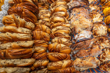 Stockholm, Sweden A bakery display of cinnamom buns and other pastries. - obrazy, fototapety, plakaty