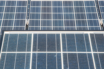 Pannelli solari. Installazione di pannello solare su tetti di industria e abitazione. Energia verde.
