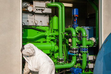 Fabbrica industriale. I suoi macchinari per la produzione di gas ripresi in esterno