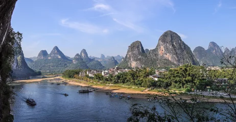 Papier Peint photo autocollant Guilin The Li River sinuosity at the ancient town Xingping with its famous karst mountains in Guilin, China